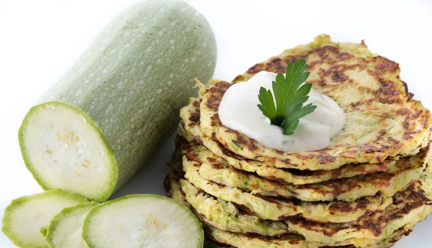 Essayez les galettes de courgettes pleines de santé en évitant la farine