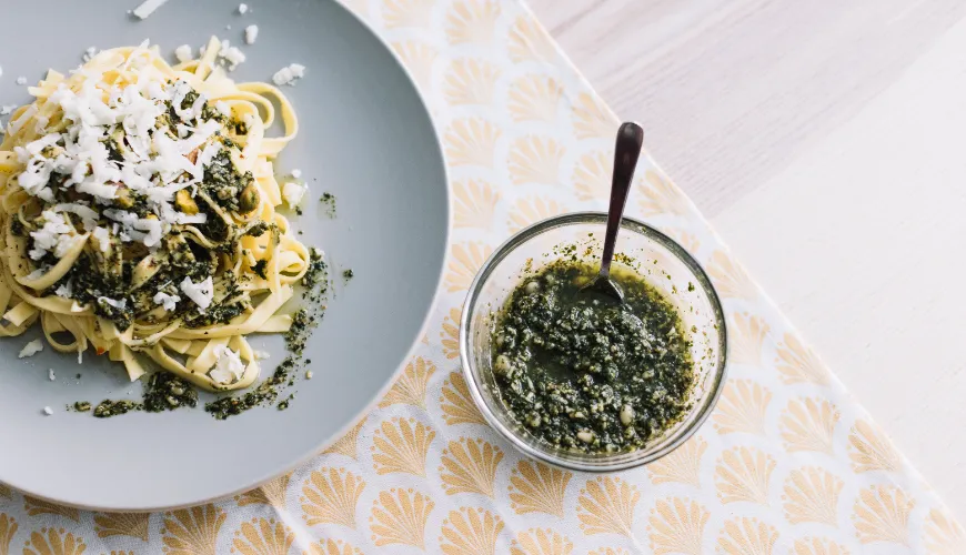 Le pesto fait maison apporte le goût de l'Italie dans votre cuisine.