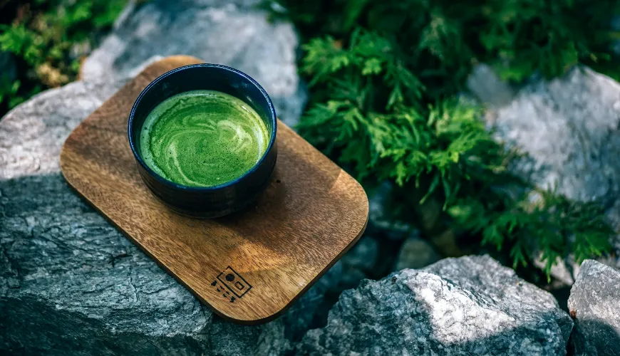 # Le secret du thé matcha et ses bienfaits pour la santé

Le matcha, une poudre de thé vert finement