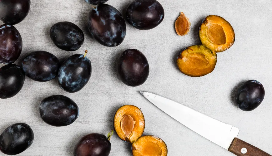 Les prunes sont la base de recettes savoureuses et saines.