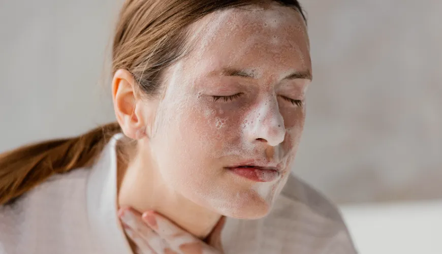 Une exfoliation appropriée de la peau favorise son renouvellement naturel.