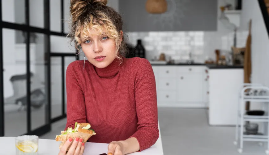 Un sentiment fréquent de satiété après un repas peut nécessiter un changement de régime alimentaire.