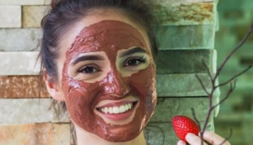 Le masque d'argile naturel est la clé pour une peau saine et claire.