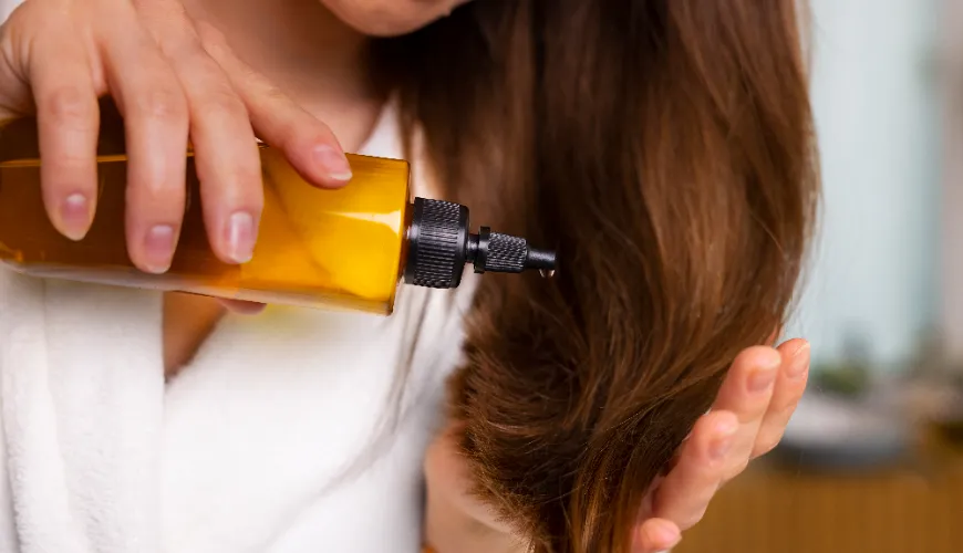 Soin naturel des cheveux avec un enveloppement à l'huile